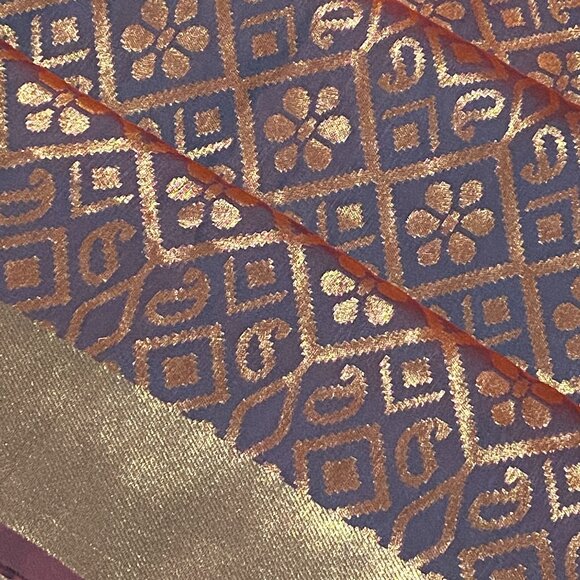 Green with wine dual tone banarasi silk saree with all over jamewar zari work - Picture 2 of 13